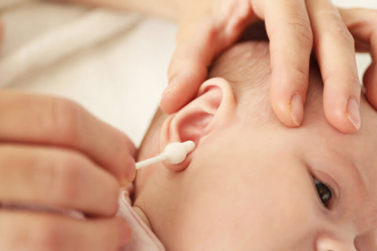 Baby-Ohren reinigen & Ohrenschmalz entfernen