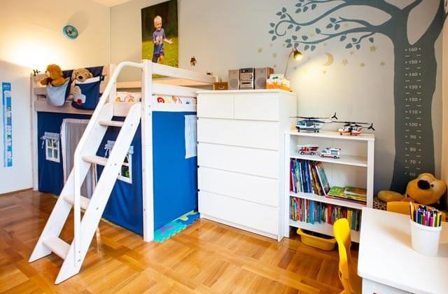 Halbhochbett Kinderbett in kleinem Kinderzimmer