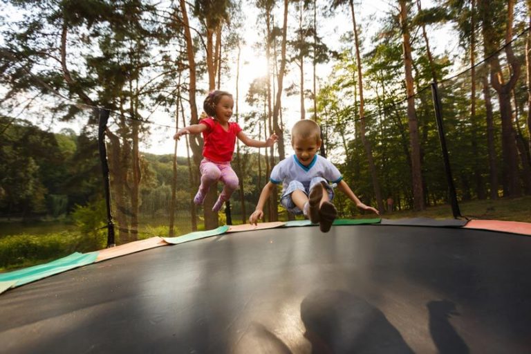 Kindertrampolin Test 2021 Den Garten von oben entdecken