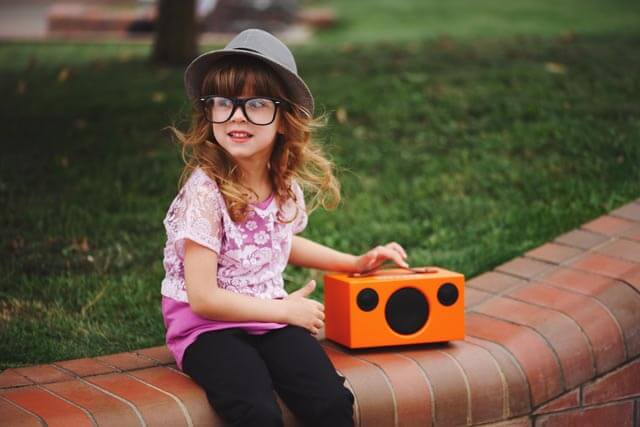 Kind mit Musikbox